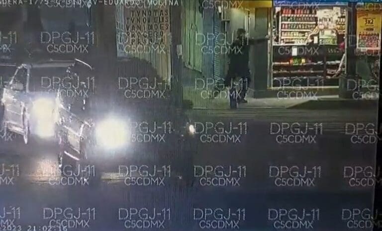 VIDEO ¡Mi bebé, mi bebé!, madre llora por su hijo, presunto asaltante abatido afuera de un Oxxo