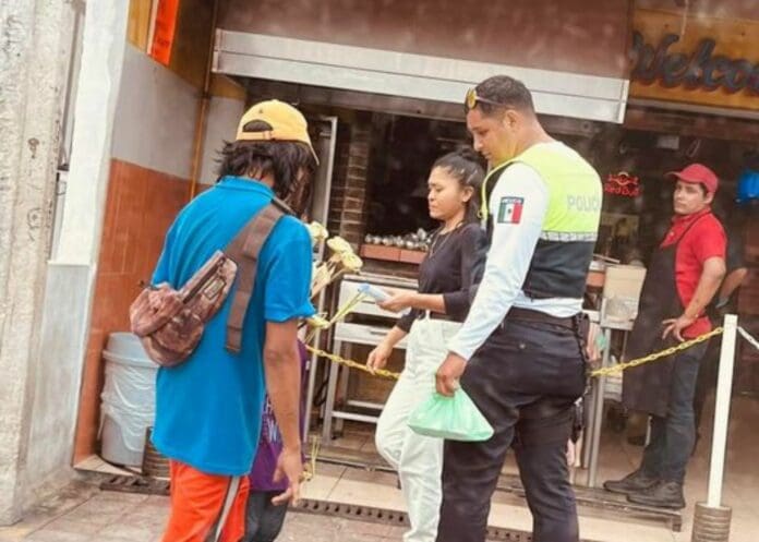 ¡Son más los buenos! Policía de Playa del Carmen compra un pollito asado para que familia no pase hambre