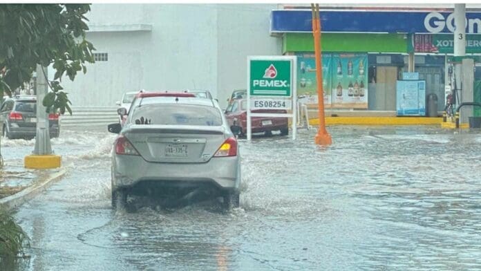 Incendios y gente atrapada en un elevador, otras de las afectaciones causadas por las lluvias en Cancún