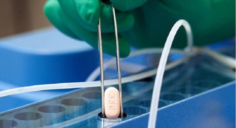 EU aprueba primer antiviral oral contra Covid en adultos