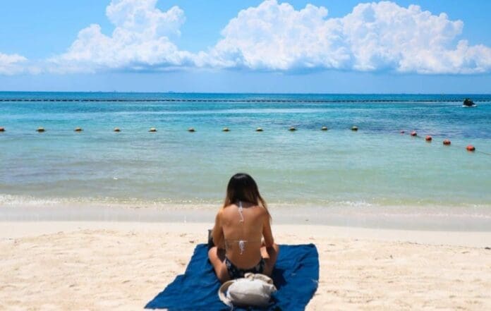 Las costas de Playa del Carmen lucen libres de sargazo, gracias a que personal del Ayuntamiento limpia de manera diaria.