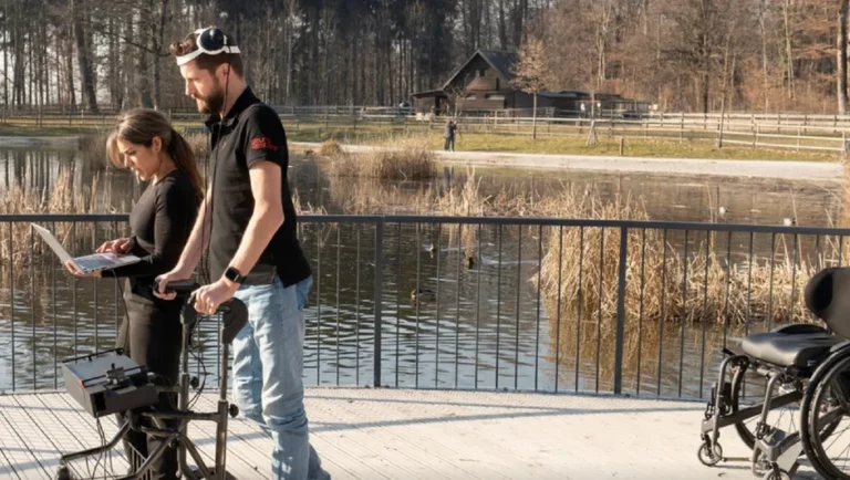 Parapléjico vuelve a caminar gracias a tecnología para conectar cerebro con médula espinal