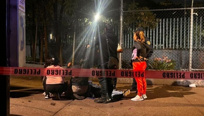 Muere joven tras ser agredida con un petardo afuera de secundaria de CDMX