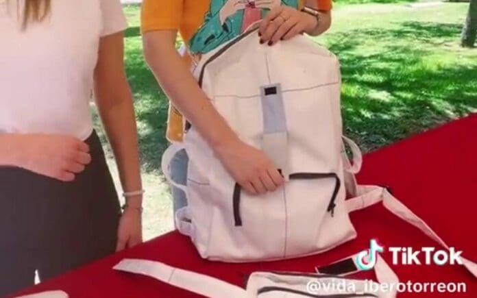 Unas estudiantes universitarias diseñaron una mochila para migrantes. El producto se viralizó y mucha gente opinó al respecto.