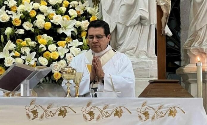 Un adulto mayor intentó apuñalar al arzobispo de Durango este domingo luego de una misa. Por fortuna no lo logró lesionar.