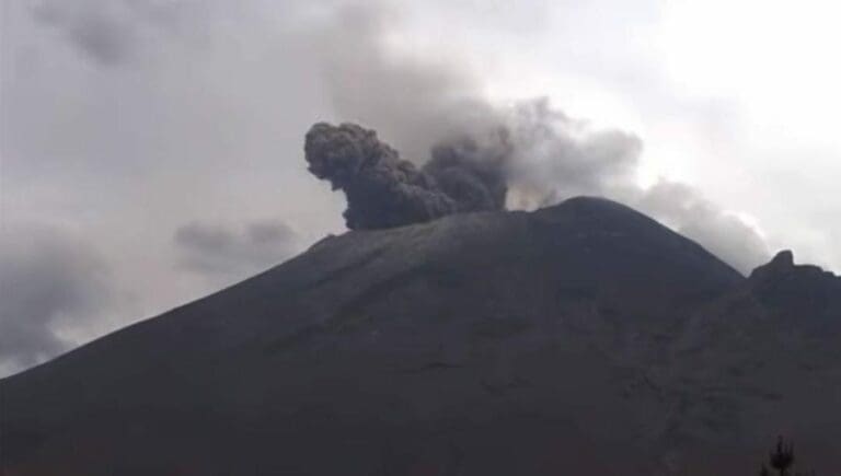 Suspenden clases presenciales en 40 municipios de Puebla por la ceniza volcánica