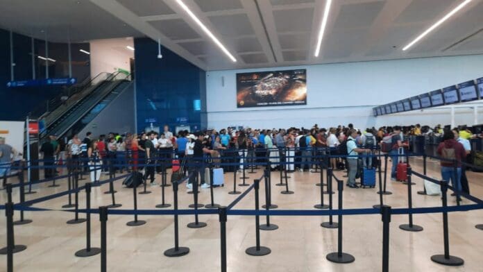 El Aeropuerto Internacional de Cancún canceló 20 vuelos debido a la ceniza que continúa emanando del volcán.