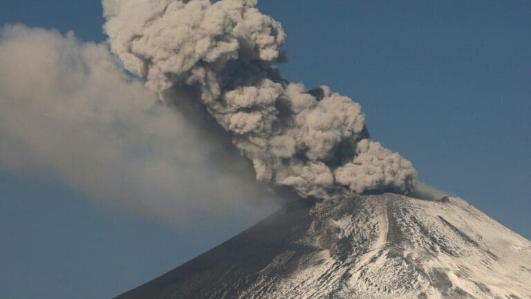 Sube nivel de alerta por actividad del volcán Popocatépetl