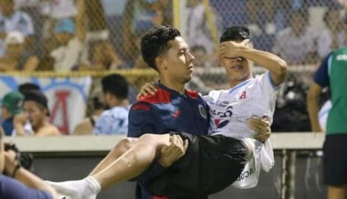 Una nueva tragedia enluta al futbol. Esta vez 12 personas perdieron la vida tras una estampida en estadio de El Salvador.