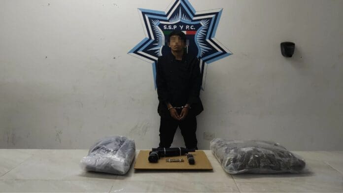 Detienen a sujeto con arma y drogas en Tulum