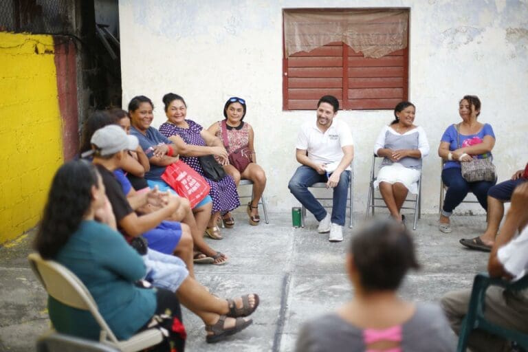 Se reúne Renán Sánchez con vecinos de la colonia Emiliano Zapata en Cozumel