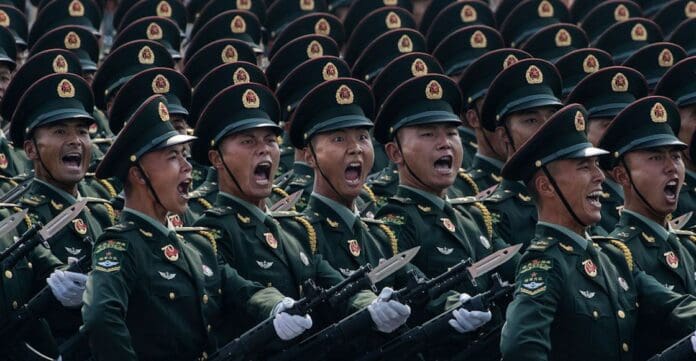 Gobierno de China multa a empresa con 2 mdd por chiste sobre el Ejército y perros