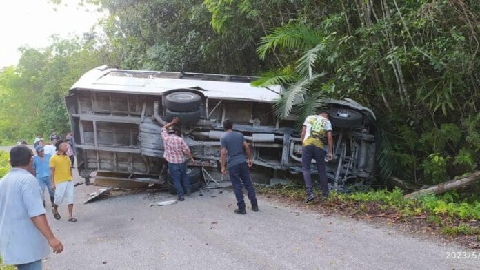 Deja al menos 13 estudiantes lesionados accidente carretero en Othón P. Blanco