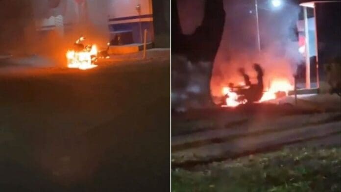 Habitantes de Apatzingán queman motos porque están “cansados” de conductores “irresponsables”