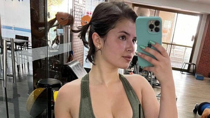 Modelo de Only Fans acusa que la corrieron del supermercado por usar ropa 