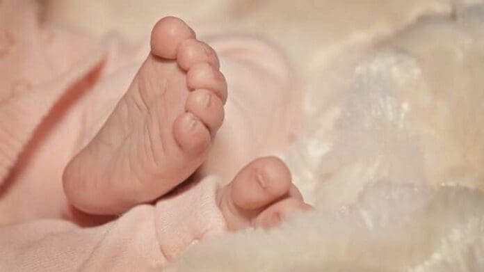 Adolescente de 15 años mata a su bebé recién nacido, dijo que no sabía que estaba embarazada