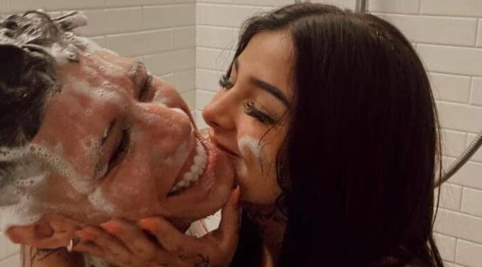 Santa Fe Klan y Karely Ruiz enjabonados desde la regadera desatan el hate