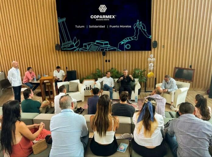 Diego Castañeda atiende a empresarios de Tulum