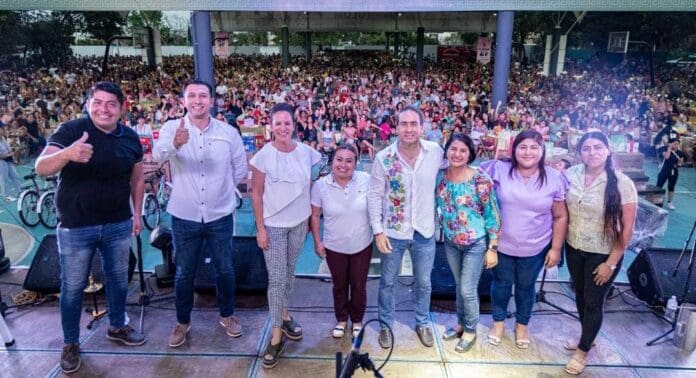 Diego Castañón celebró con las madres en Tulum. Y además anunció un concierto de Los Ángeles Azules en el municipio.