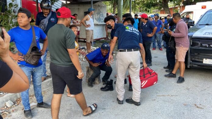 Golpean taxista y policías a chofer de mototaxi tras chocar en Cancún