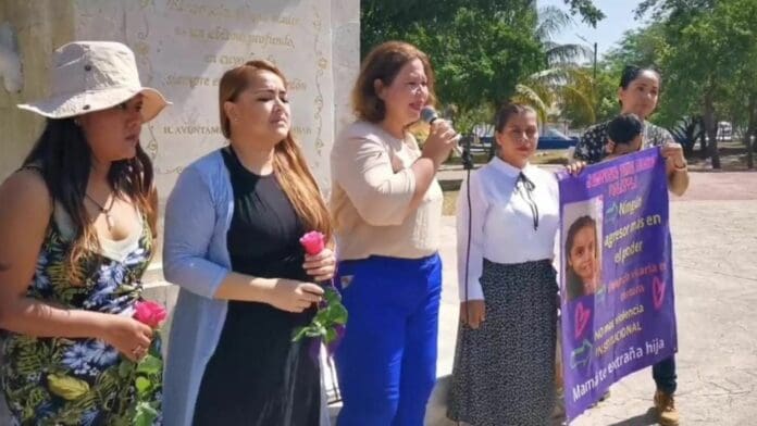 Protestan en Playa del Carmen madres víctimas de violencia vicaria; mujer inicia huelga de hambre