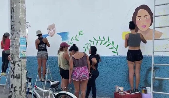Las Madres Buscadoras de Quintana Roo cerraron la avenida Xcaret de Cancún para pintar un mural con sus desaparecidos.