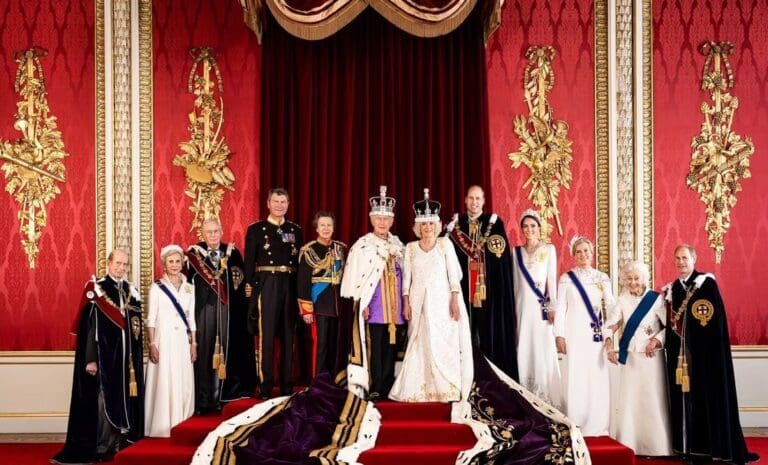 ¿Crueldad con Harry? Familia Real británica difunde foto oficial de la coronación, con una omisión