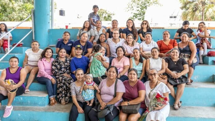 Asiste Diego Castañón a festejo del día de las madres en escuela Telesecundaria