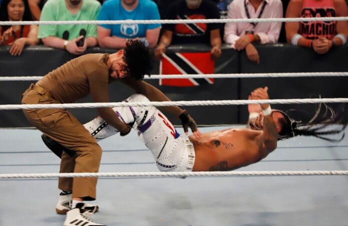 Bad Bunny muestra sus heridas tras ganar a Damian Priest en una pelea callejera de la WWE
