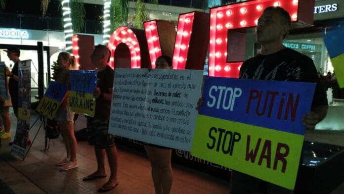 Se manifiestan ucranianos en la Quinta Avenida, para exigir fin a la guerra