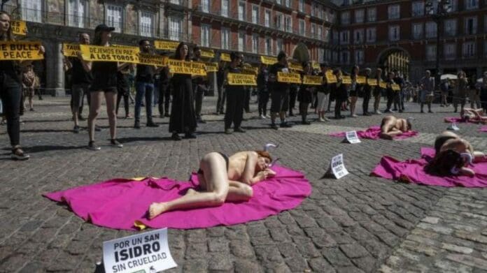 Activistas protestaron en la capital de España contra las corridas de toros. Buscan que se prohíban en todo el país.