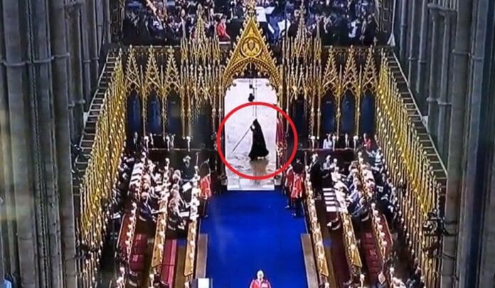VIDEO: Captan a misteriosa figura cruzando la abadía de Westminster durante la coronación de Carlos III