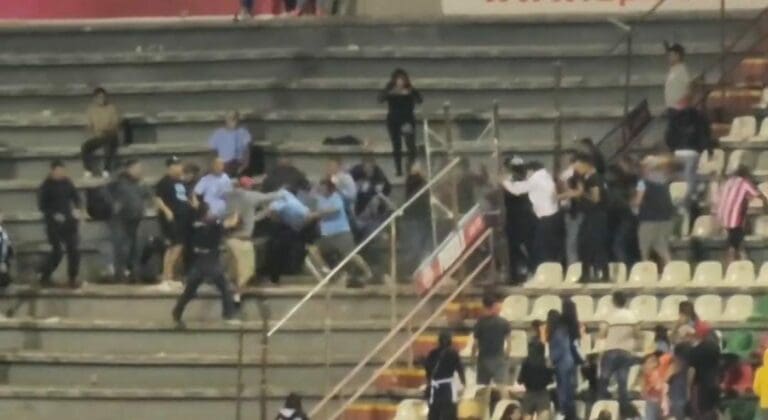 De nueva cuenta se ha presentado la violencia en el futbol mexicano. Ahora fue en la final de la Liga Premier.