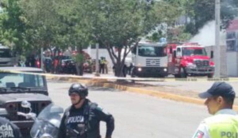 Aparatoso incendio afecta un almacén en Playa del Carmen; no se reportan heridos