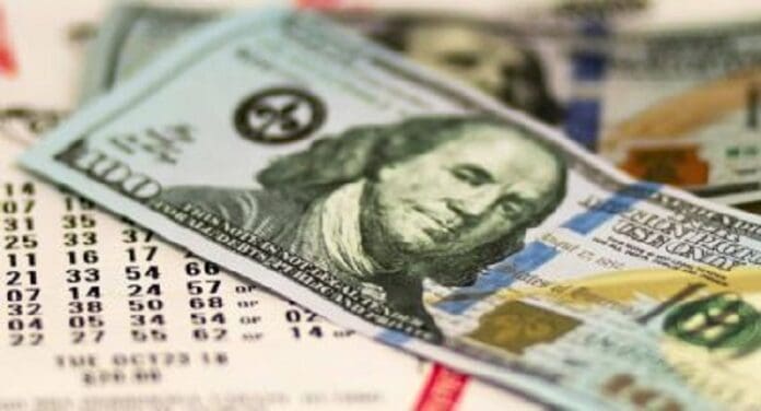 Mujer que estuvo sin casa gana 5 millones de dólares al jugar lotería en EU