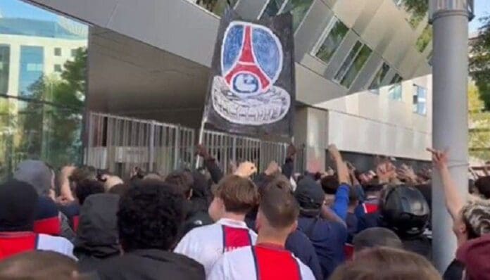Aficionados del PSG se manifiestan contra Leo Messi; piden su salida del club