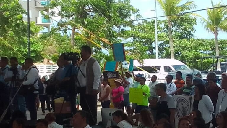 Ambientalistas irrumpen Sesión Solemne en Cozumel para protestar contra el cuarto muelle