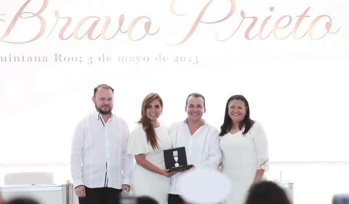 Entregan medalla al mérito de protección ecológica a José Luis Funes Izaguirre.