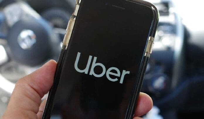 Socios conductores de Uber denuncian que taxistas se estám infiltrando en la plataforma y que la ley podría ser impugnada.