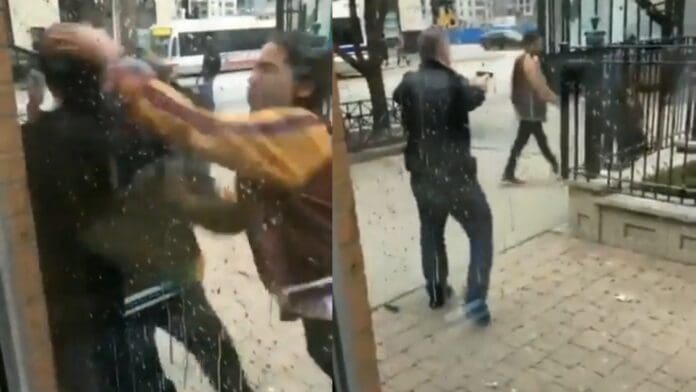 VIDEO: Sujetes agreden a adulto mayor y este saca un arma para defenderse