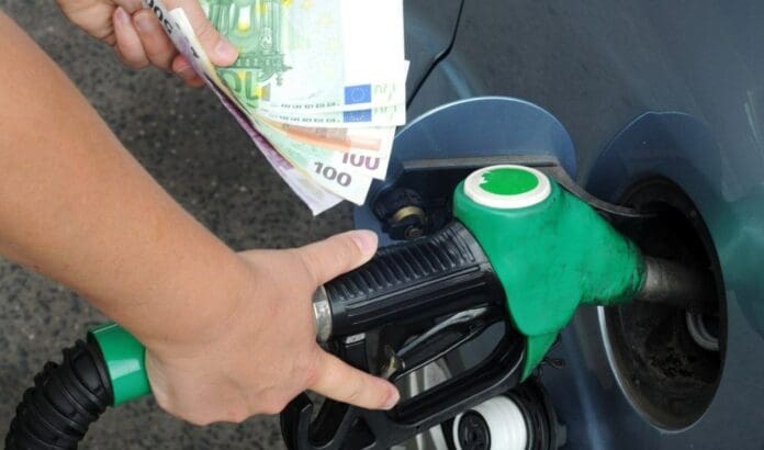 Precio de la GASOLINA cierra junio en MÍNIMO de 16.49 pesos por litro en México