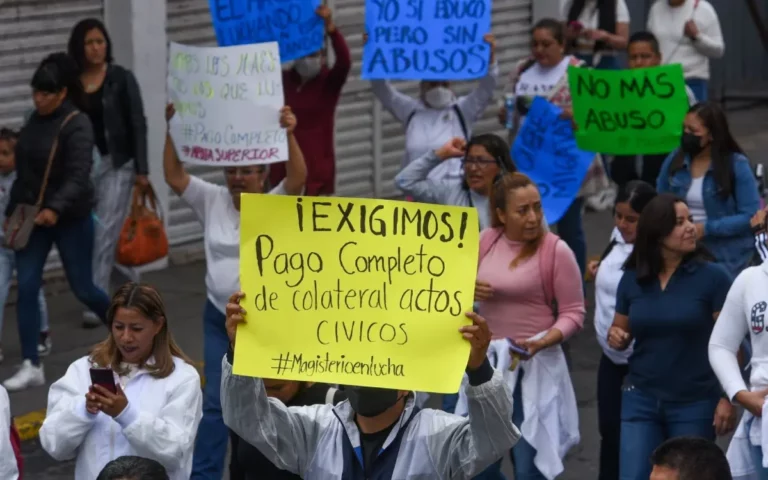 Docentes cierran las autopistas y calles en Edomex y CDMX