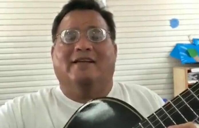 Un maestro de música grabó un video de despedida por fin del ciclo escolar. Lejos estaba de saber que eran sus últimos momentos.