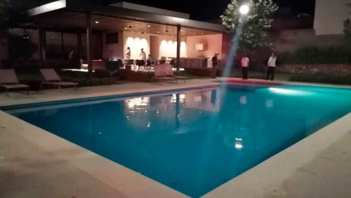 Niños se electrocutan en una alberca en Monterrey