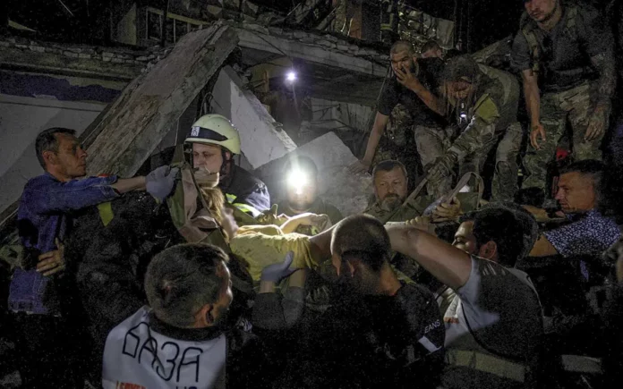 Suben a 10 los muertos por bombardeo ruso a restaurante en Ucrania