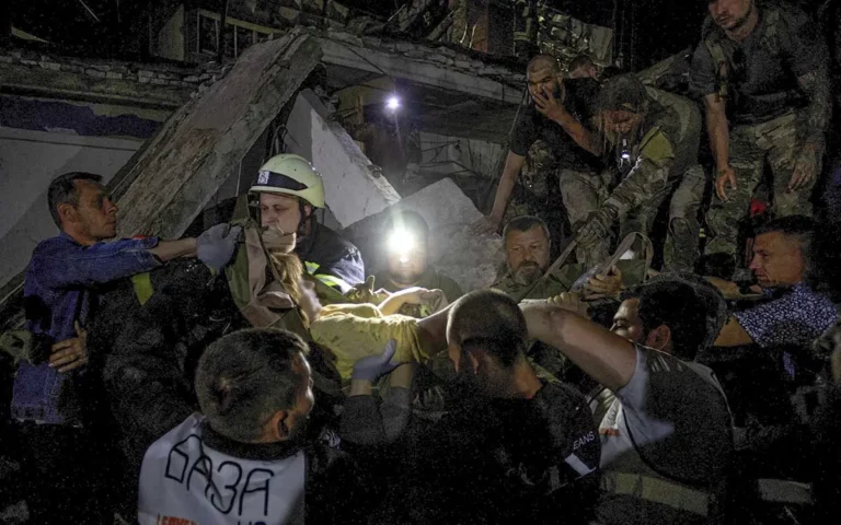 Suben a 10 los muertos por bombardeo ruso a restaurante en Ucrania