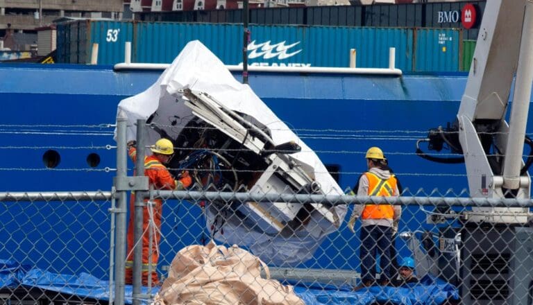 VIDEO: Llegan a Canadá los restos recuperados del sumergible Titán