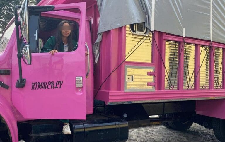 Estudiante recibe un tráiler rosa como regalo; de grande quiere ser camionera