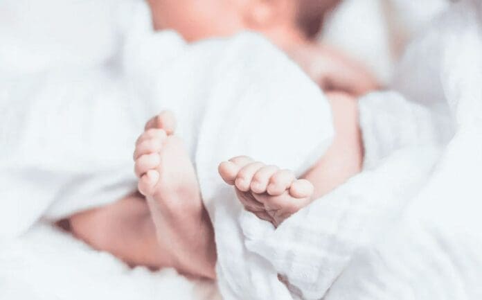 Tratan con éxito a bebé que nació con 