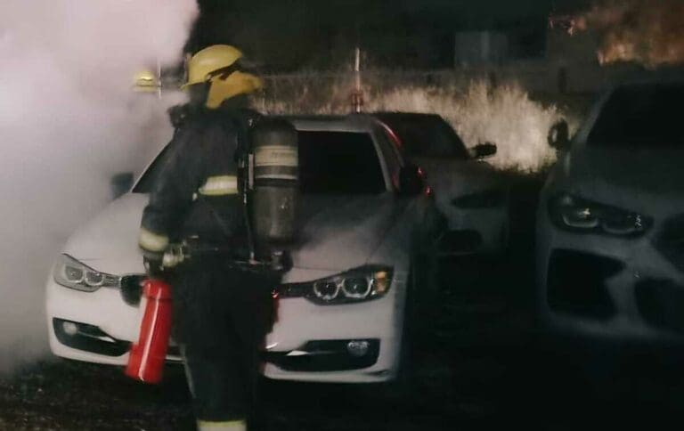 Hombre entra a agencia de autos en Culiacán e incendia al menos cuatro de ellos